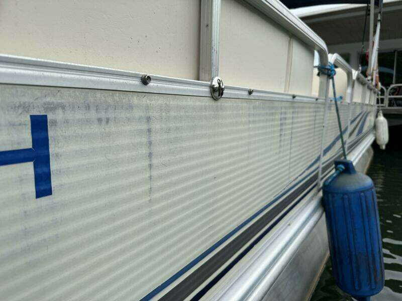 2002 Bennington 257L Pontoon Boat