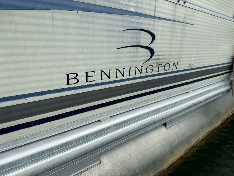 2002 Bennington 257L Pontoon Boat