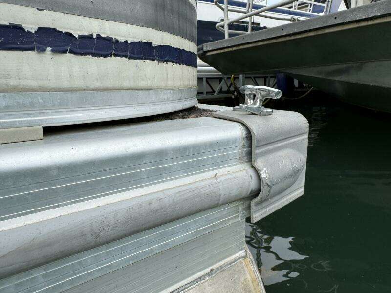 2002 Bennington 257L Pontoon Boat