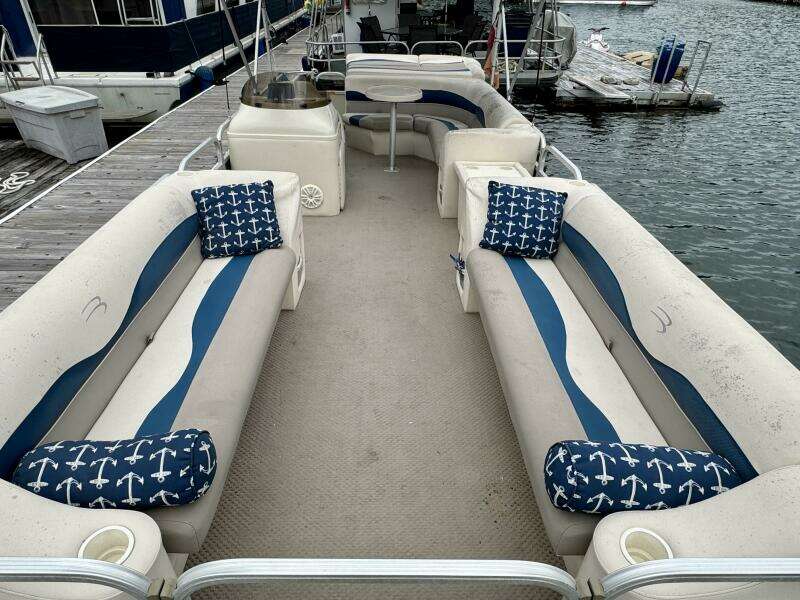 2002 Bennington 257L Pontoon Boat