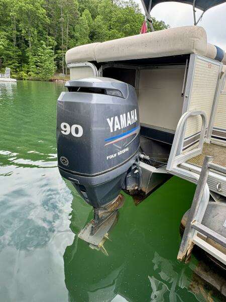 2002 Bennington 257L Pontoon Boat