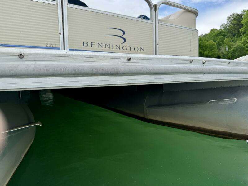 2002 Bennington 257L Pontoon Boat