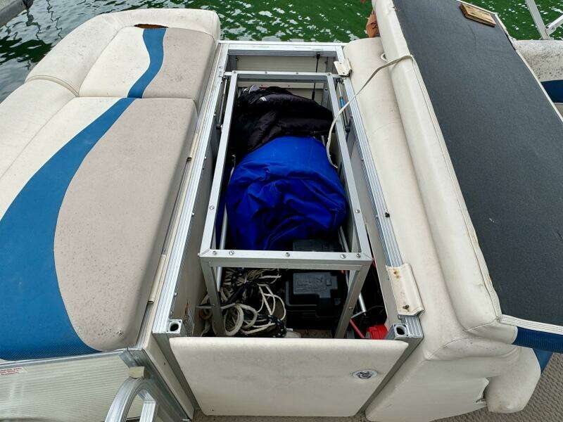 2002 Bennington 257L Pontoon Boat