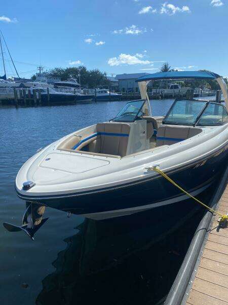 2014 Sea Ray 270 SLX boat docked at marina under clear blue sky.