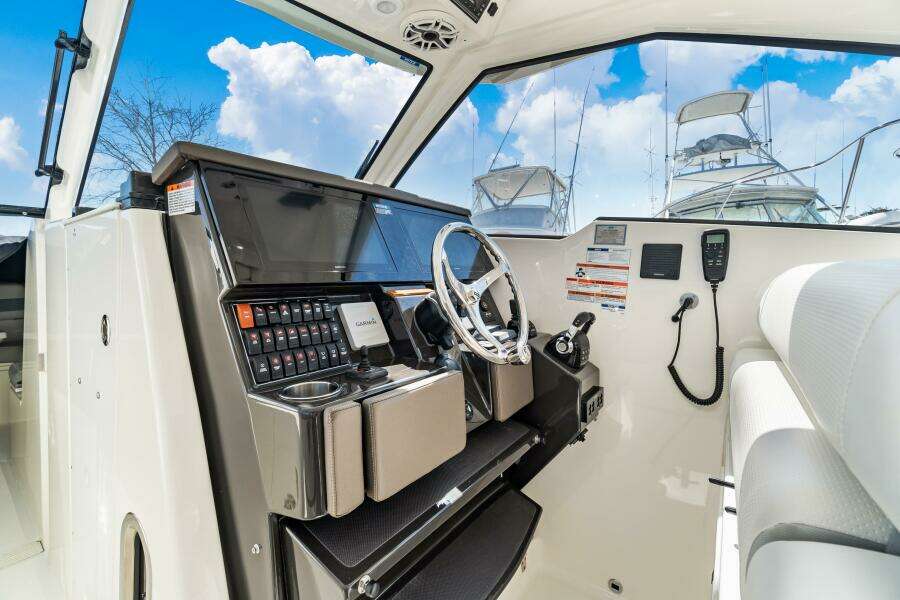 Pursuit 365 MISS MORGAN III - Helm