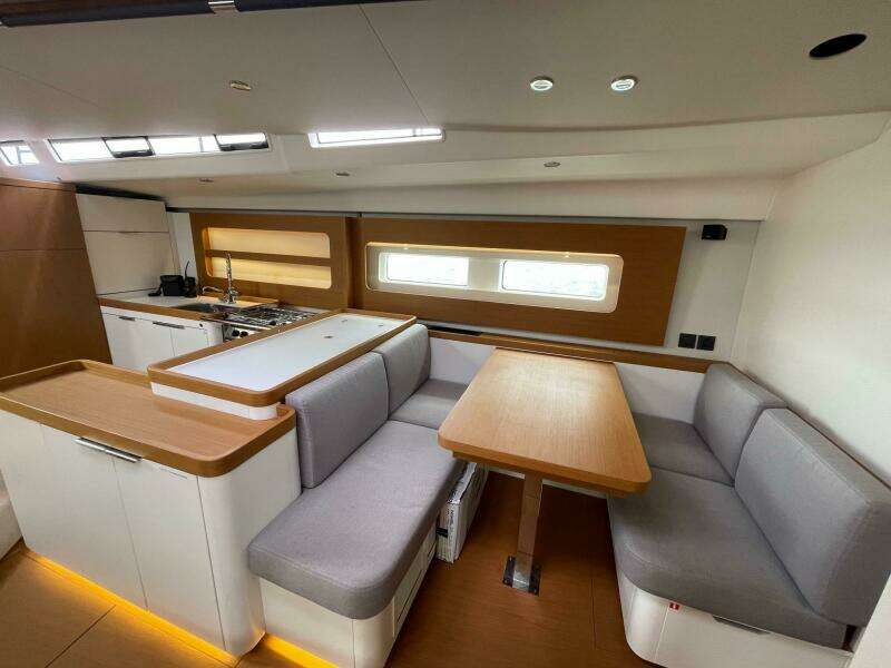 2020 Beneteau First 53 salon table