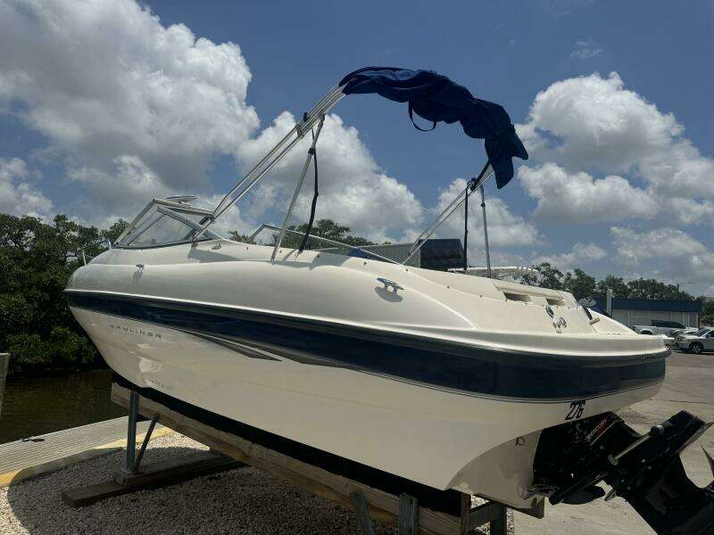 2003 Bayliner 212 Capri Cuddy Cabin