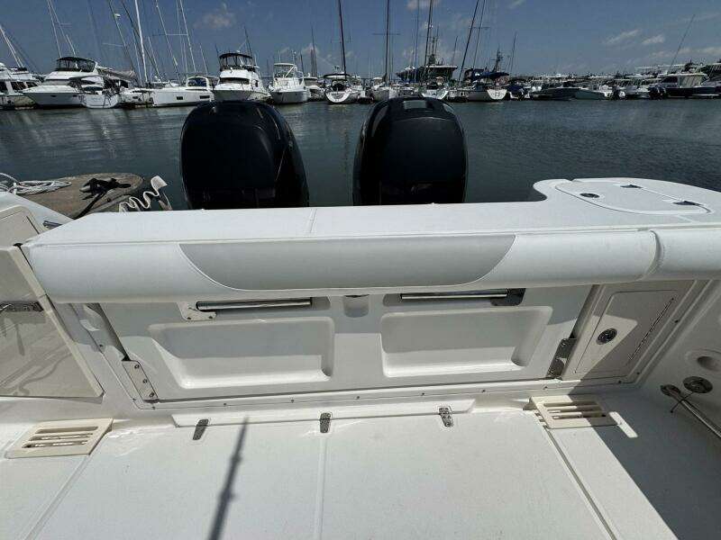 2011 Boston Whaler 305 Conquest