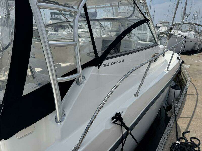 2011 Boston Whaler 305 Conquest