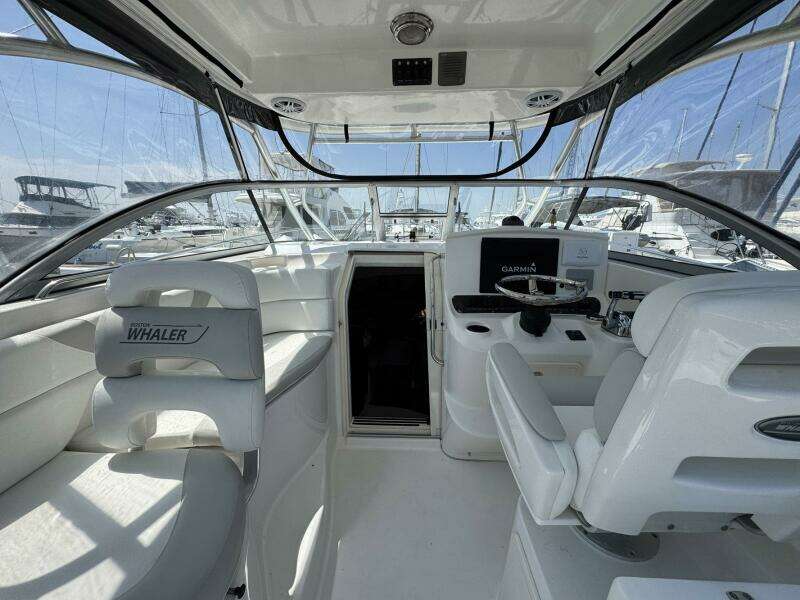 2011 Boston Whaler 305 Conquest