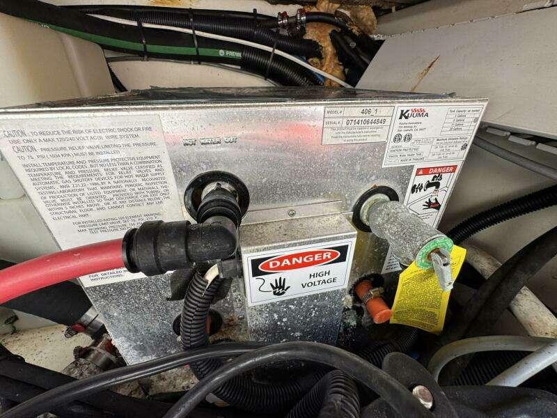 2011 Boston Whaler 305 Conquest