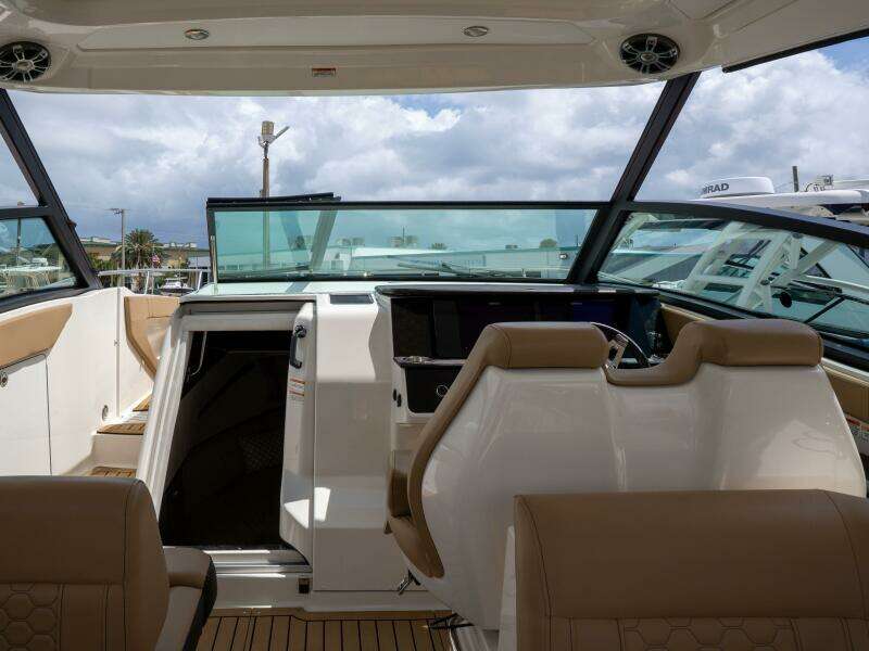 2021 Sea Ray 320 Sundancer