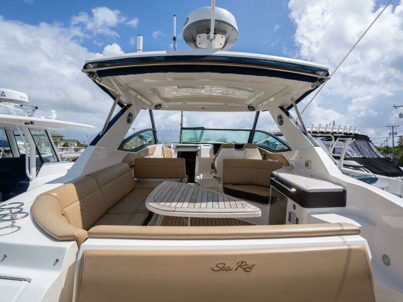 2021 Sea Ray 320 Sundancer