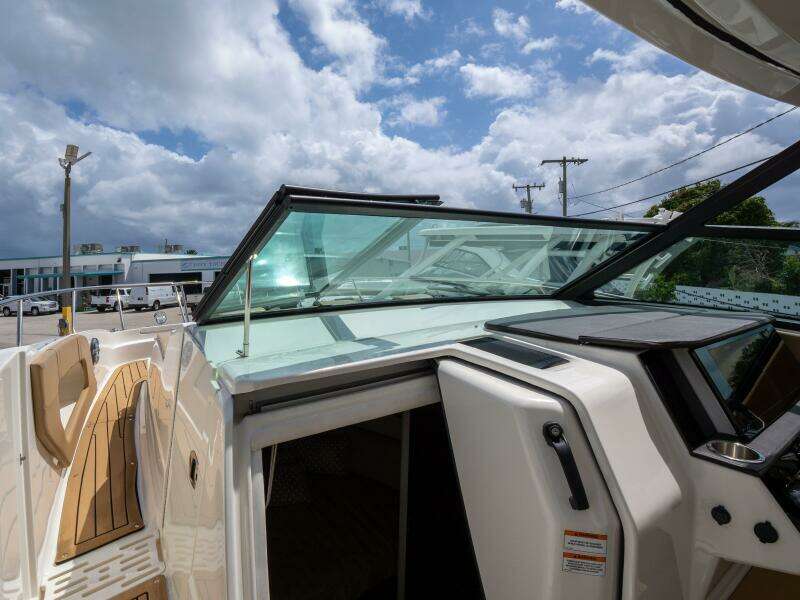 2021 Sea Ray 320 Sundancer