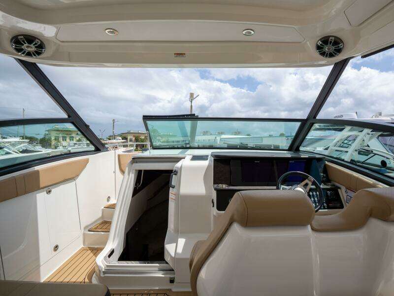 2021 Sea Ray 320 Sundancer