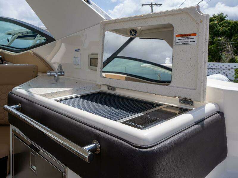 2021 Sea Ray 320 Sundancer