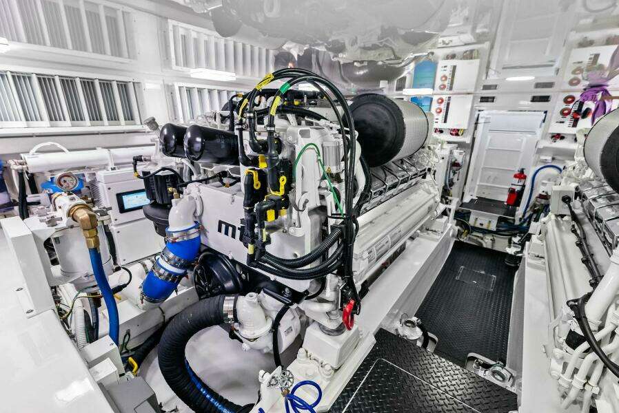 2023 Viking 64 Convertible- SIN PELO- Engine Room