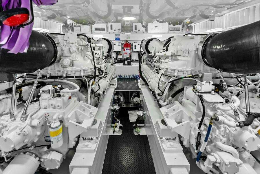 2023 Viking 64 Convertible- SIN PELO- Engine Room