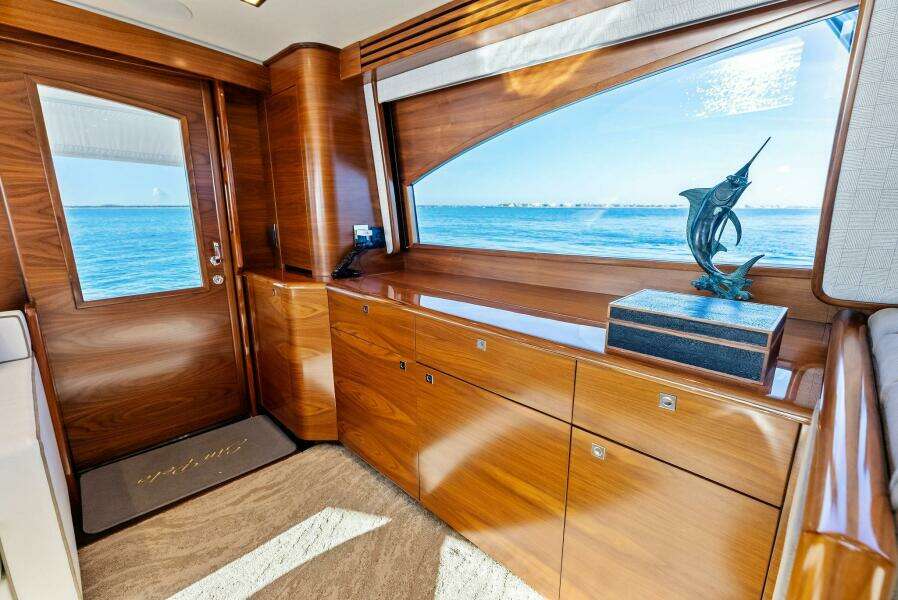 2023 Viking 64 Convertible- SIN PELO- Salon