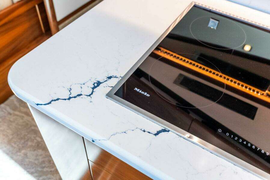 2023 Viking 64 Convertible- SIN PELO- Galley