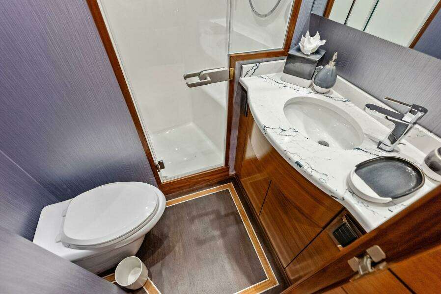 2023 Viking 64 Convertible- SIN PELO- Master Stateroom Head