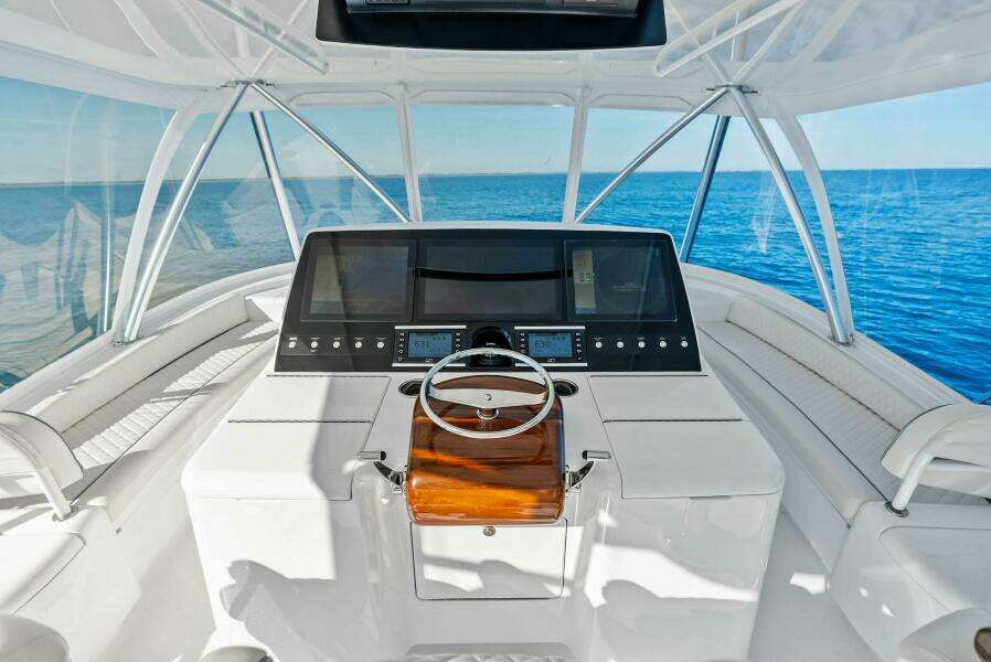 2023 Viking 64 Convertible- SIN PELO- Helm