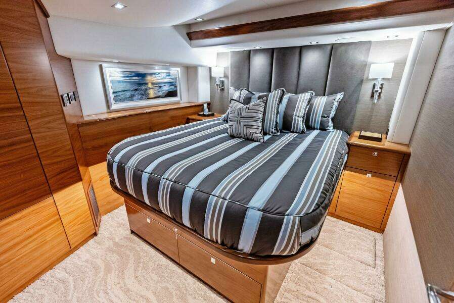 2023 Viking 64 Convertible- SIN PELO- Master Stateroom