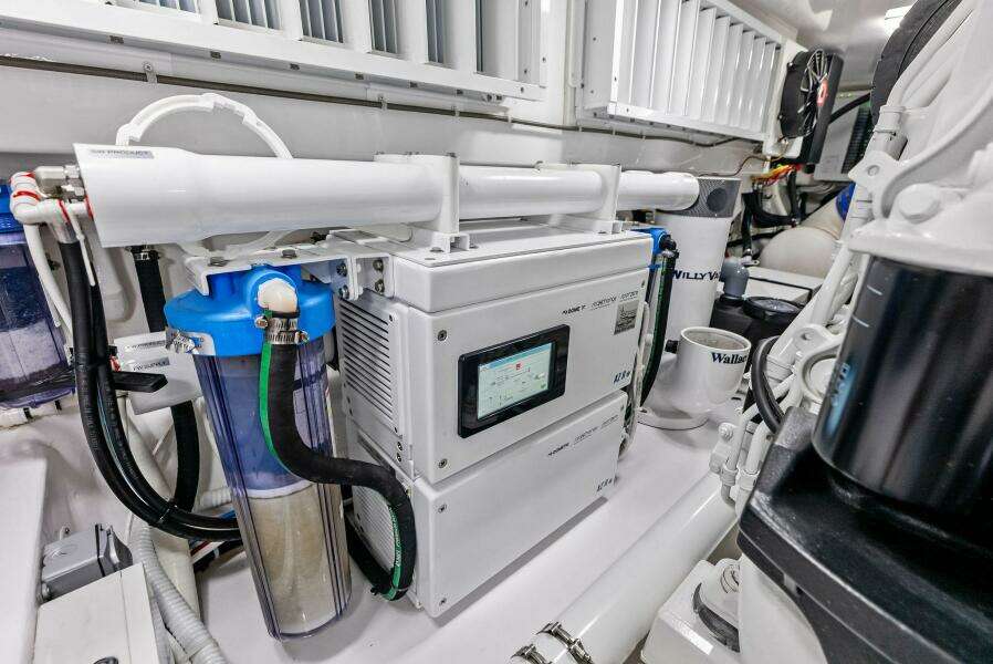 2023 Viking 64 Convertible- SIN PELO- Engine Room