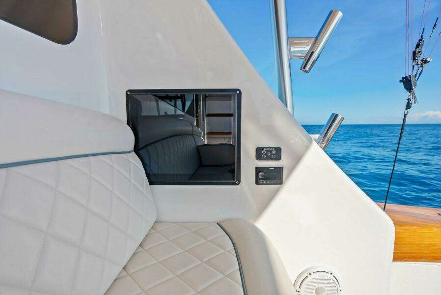 2023 Viking 64 Convertible- SIN PELO- Cockpit