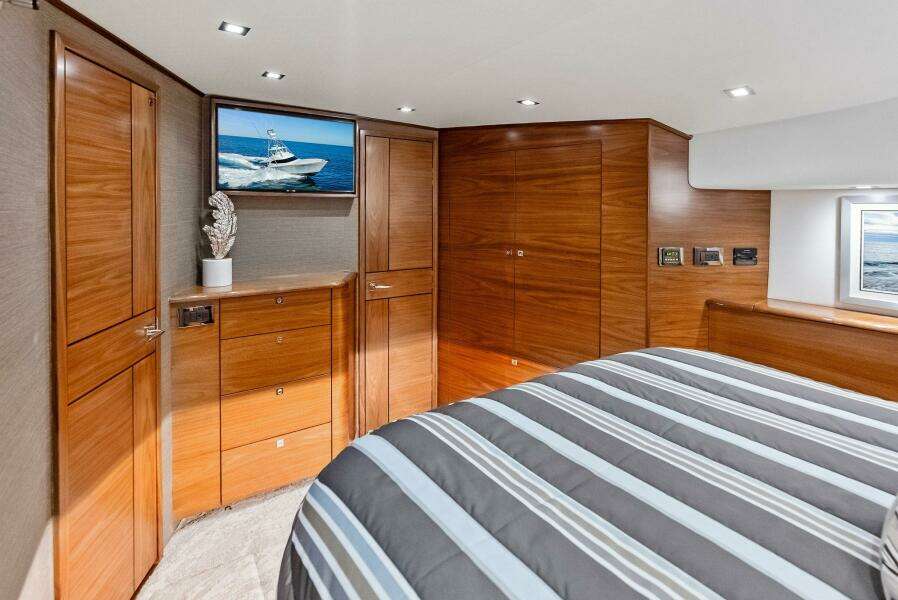 2023 Viking 64 Convertible- SIN PELO- Master Stateroom