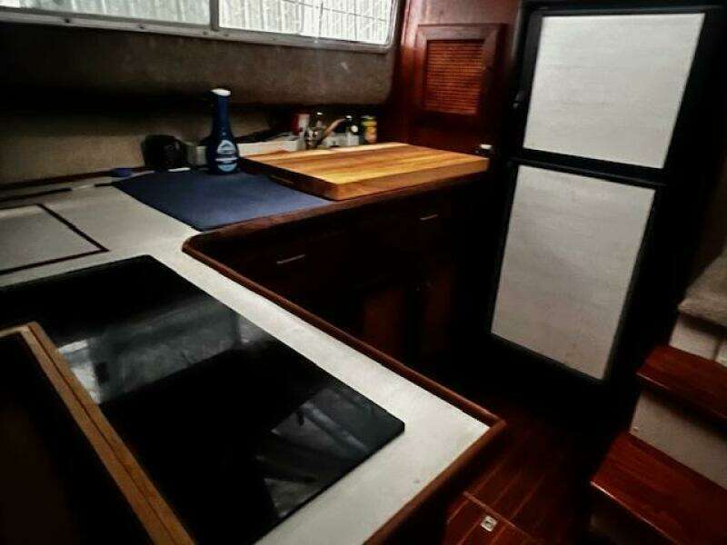 1985 Bayliner 3870 Motoryacht with Flybridge