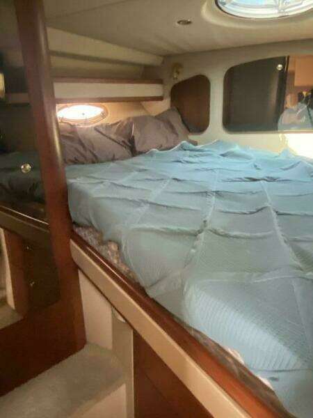 2002 Cruisers Yachts 3672 Express
