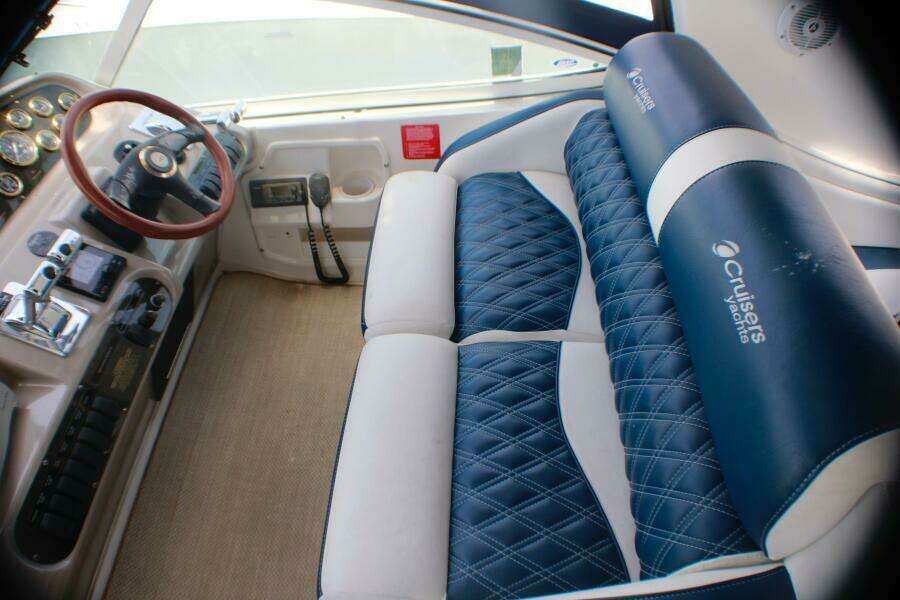 2002 Cruisers Yachts 3672 Express
