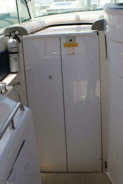 2002 Cruisers Yachts 3672 Express