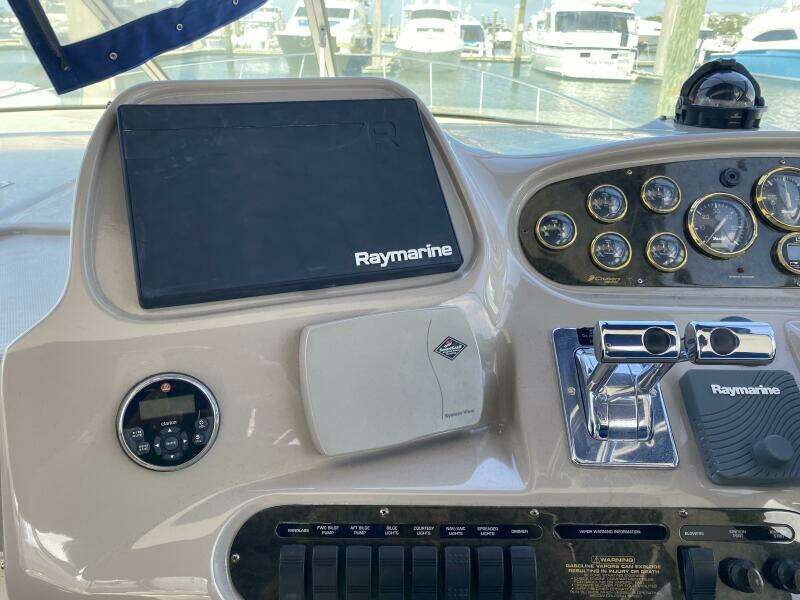 2002 Cruisers Yachts 3672 Express