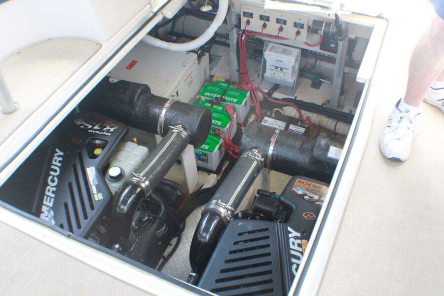 2002 Cruisers Yachts 3672 Express