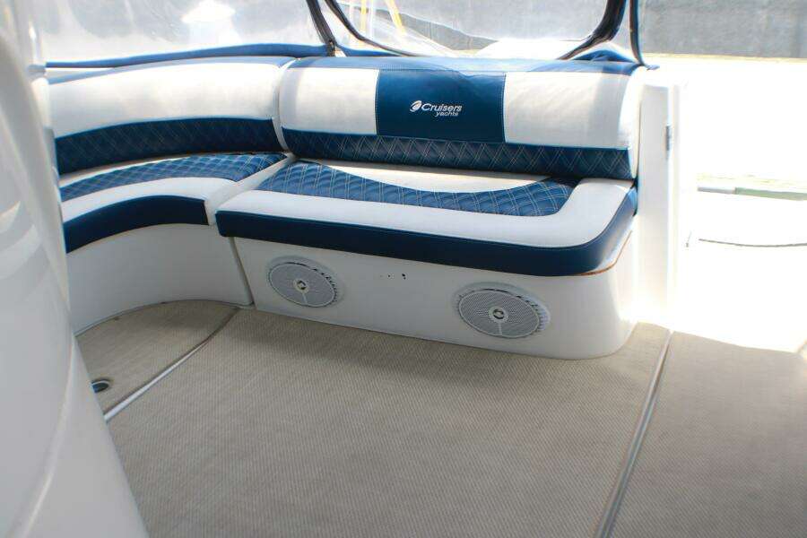 2002 Cruisers Yachts 3672 Express