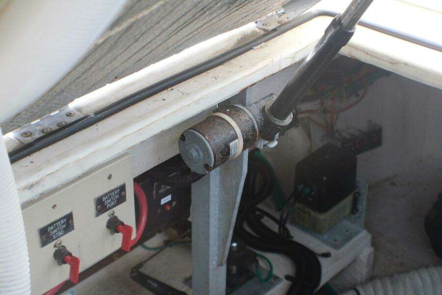 2002 Cruisers Yachts 3672 Express