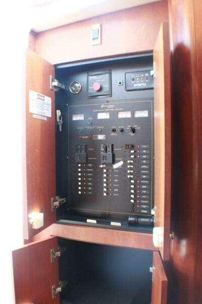 2002 Cruisers Yachts 3672 Express