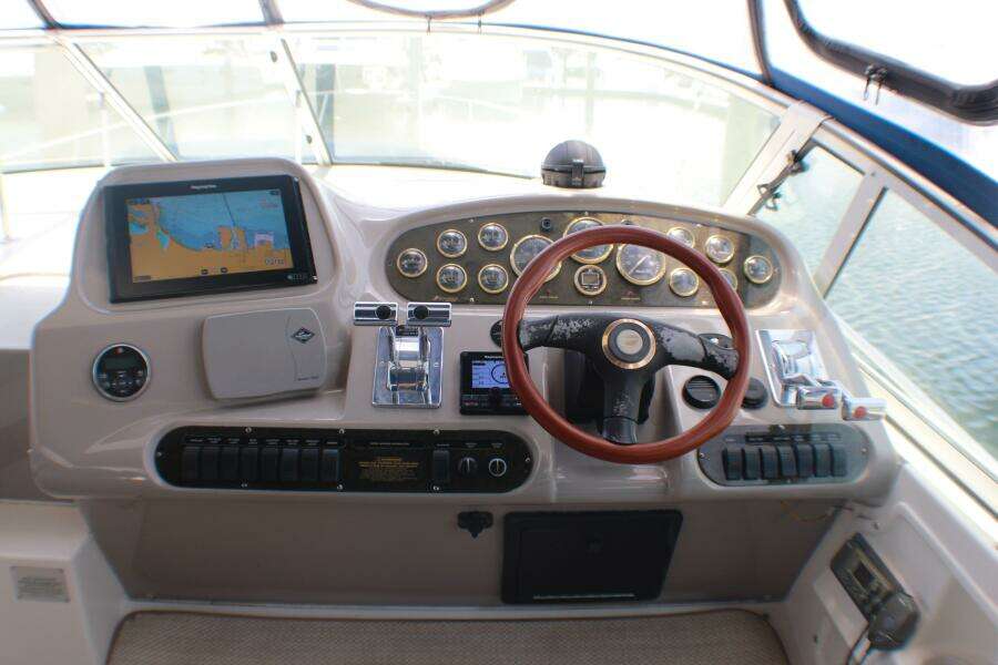 2002 Cruisers Yachts 3672 Express