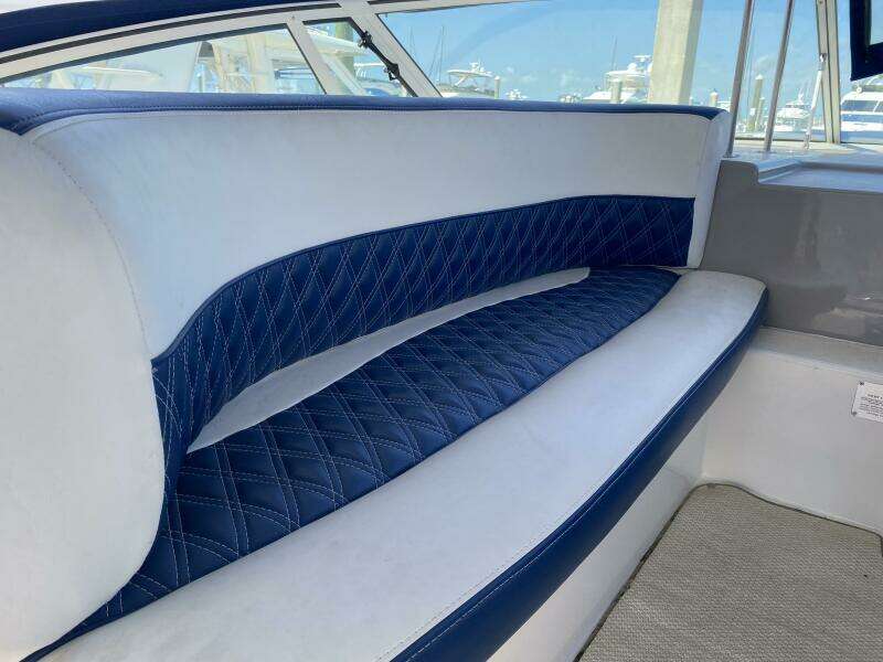 2002 Cruisers Yachts 3672 Express