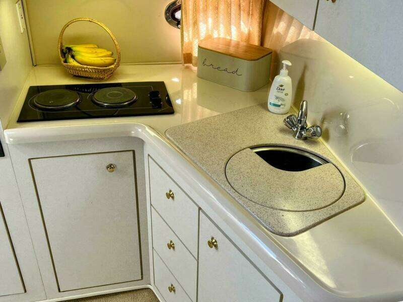 1998 Cruisers Yachts 3575 Esprit