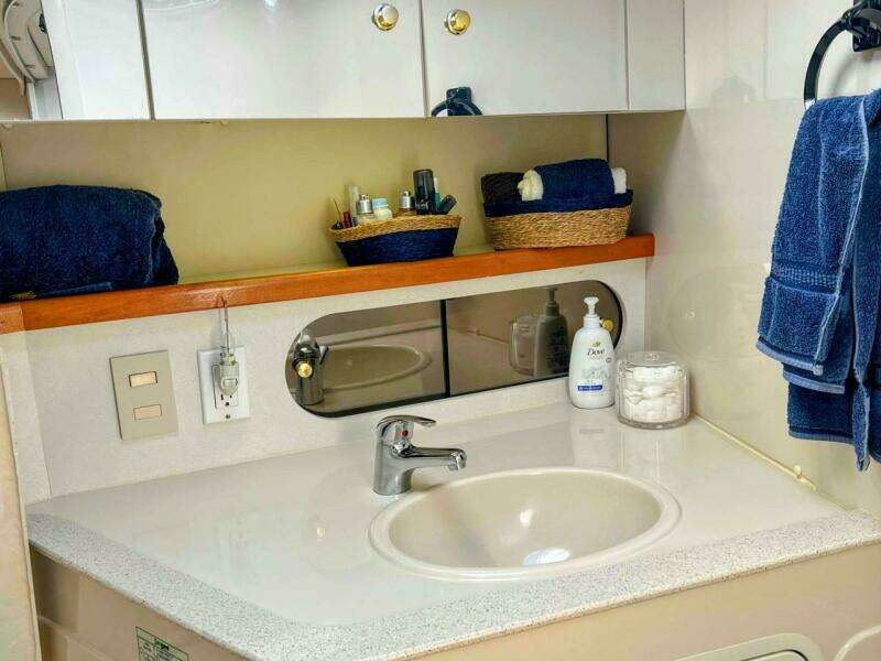 1998 Cruisers Yachts 3575 Esprit