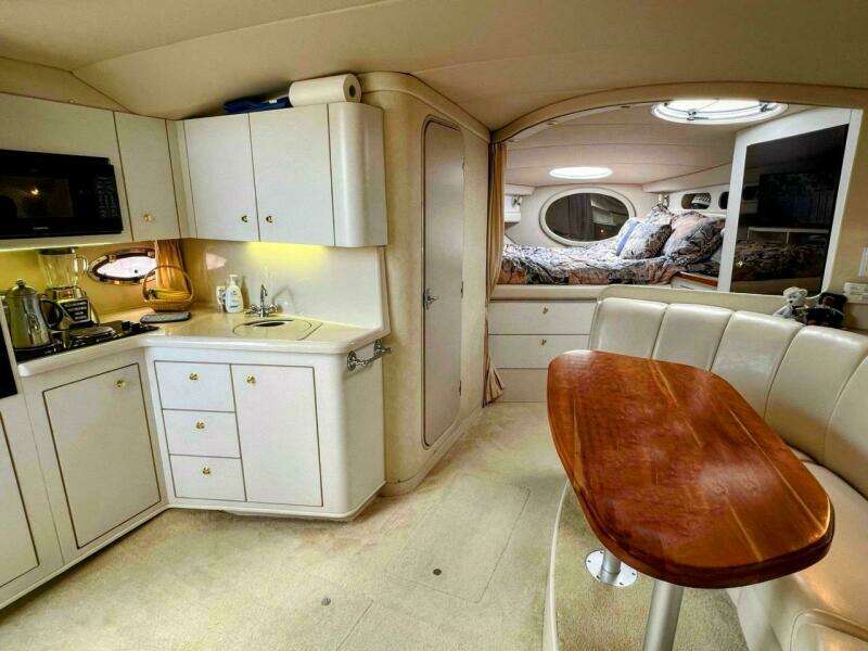 1998 Cruisers Yachts 3575 Esprit