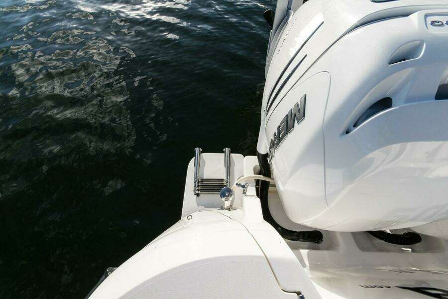 2012 Intrepid 475 Sport yacht wheel house