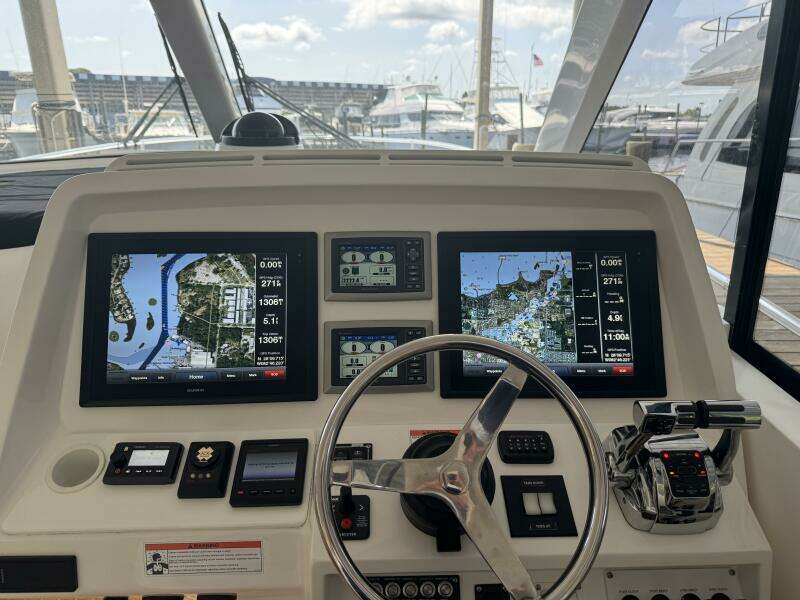2012 Intrepid 475 Sport yacht wheel house