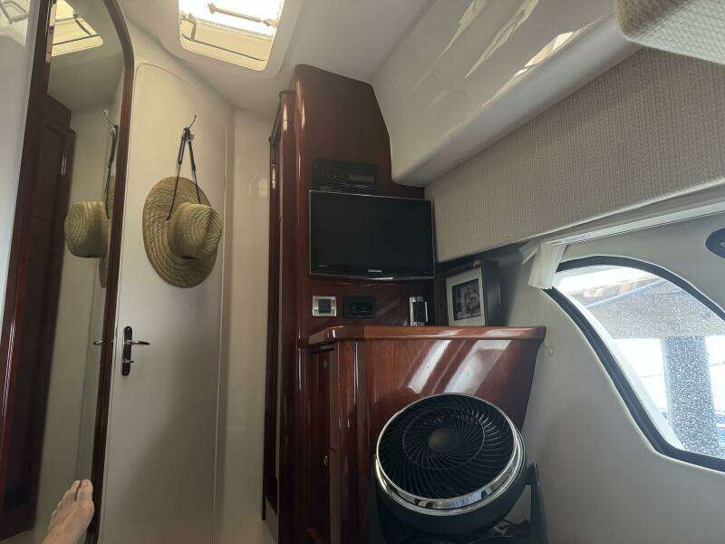 2012 Intrepid 475 Sport yacht wheel house