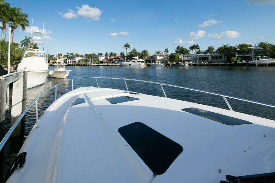 2012 Intrepid 475 Sport yacht wheel house