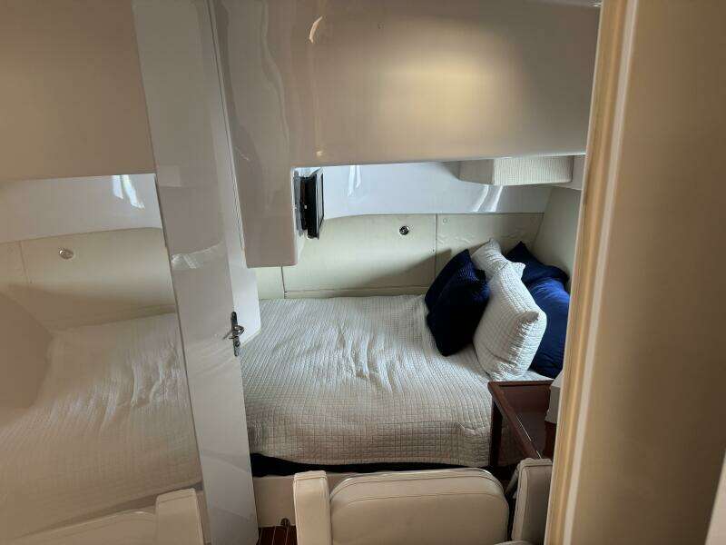 2012 Intrepid 475 Sport yacht wheel house