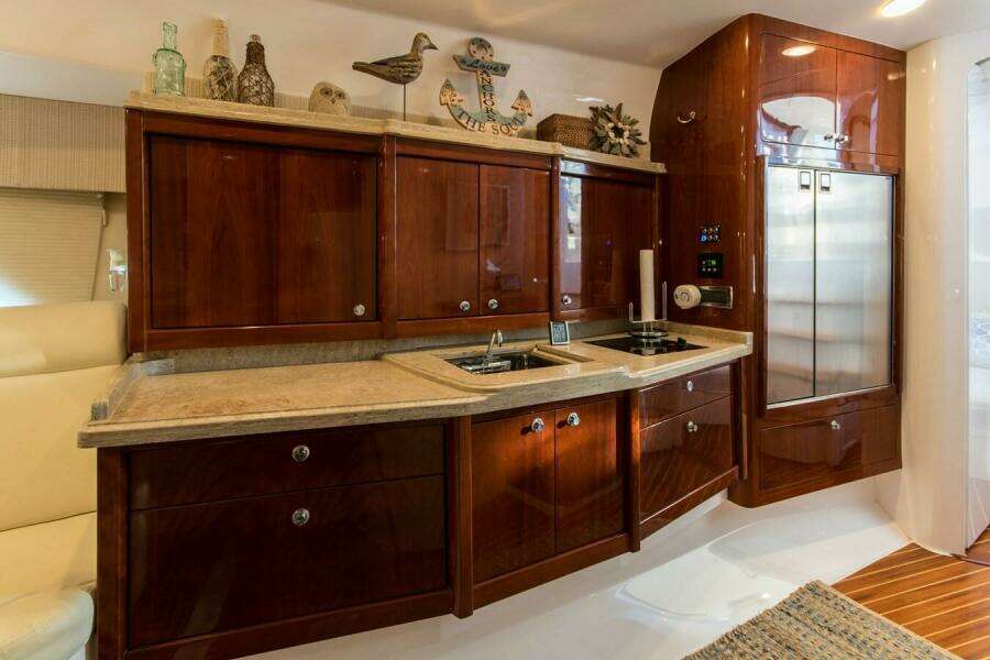 2012 Intrepid 475 Sport yacht wheel house